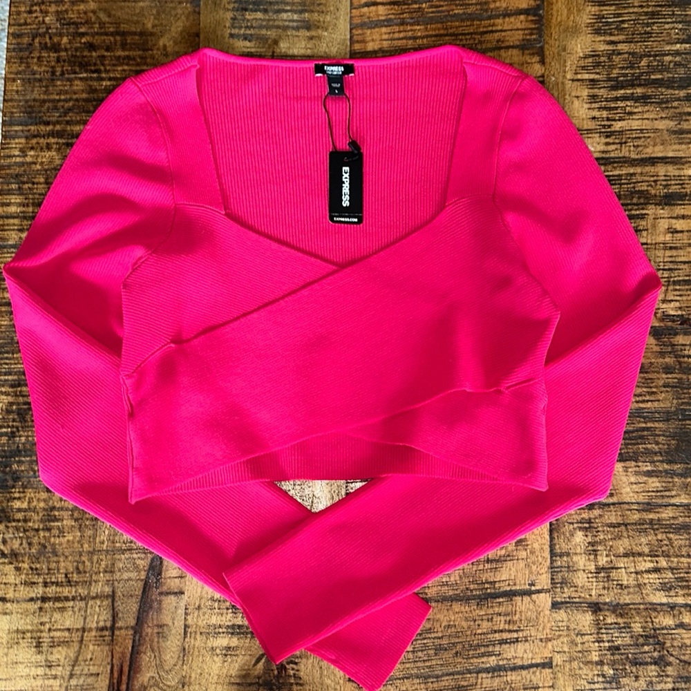 NWT body contour wrap front cropped top in flamingo